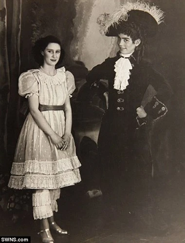 Ảnh mới công bố: Nữ hoàng Elizabeth thời xuân sắc ảnh 4